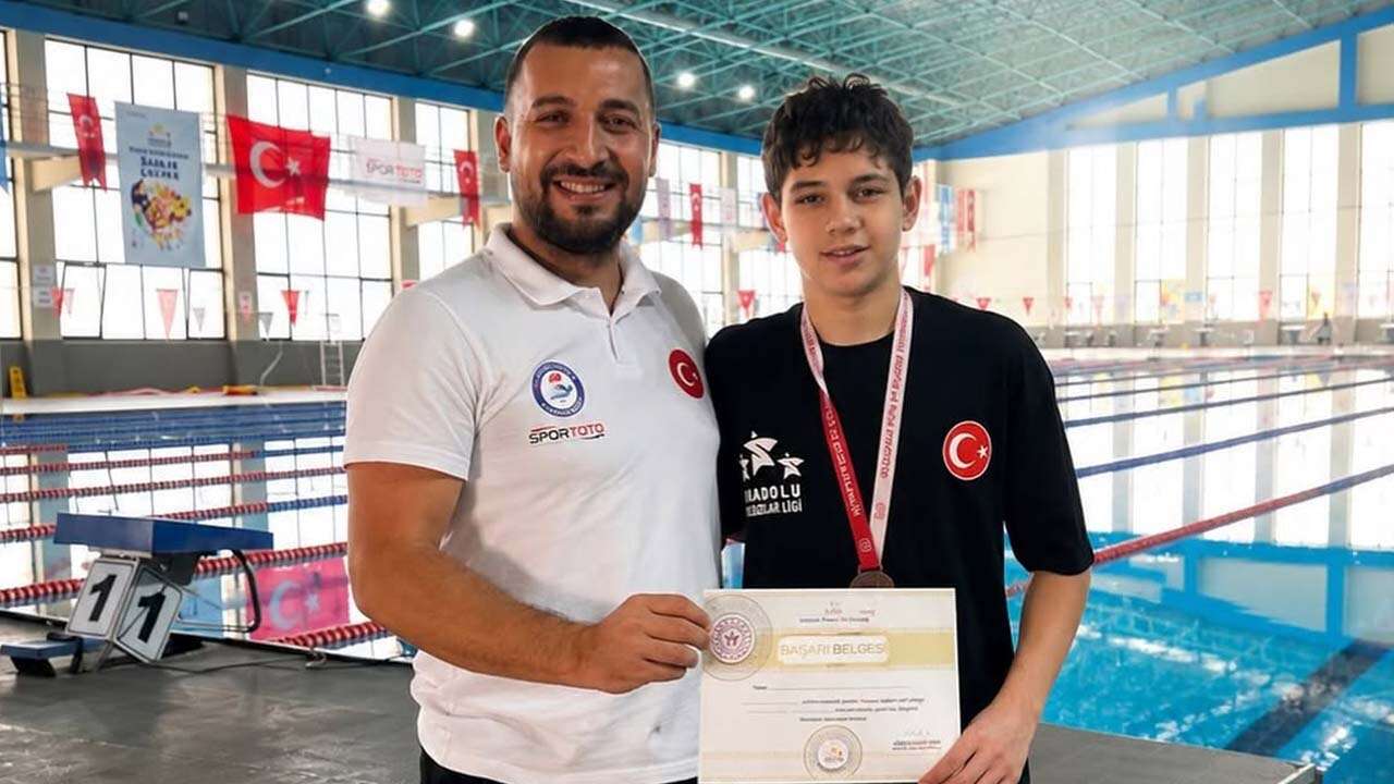 Uşaklı Genç Sporcu Ege Yıldırım, Hem Derslerinde Hem Havuzda Fark Yarattı