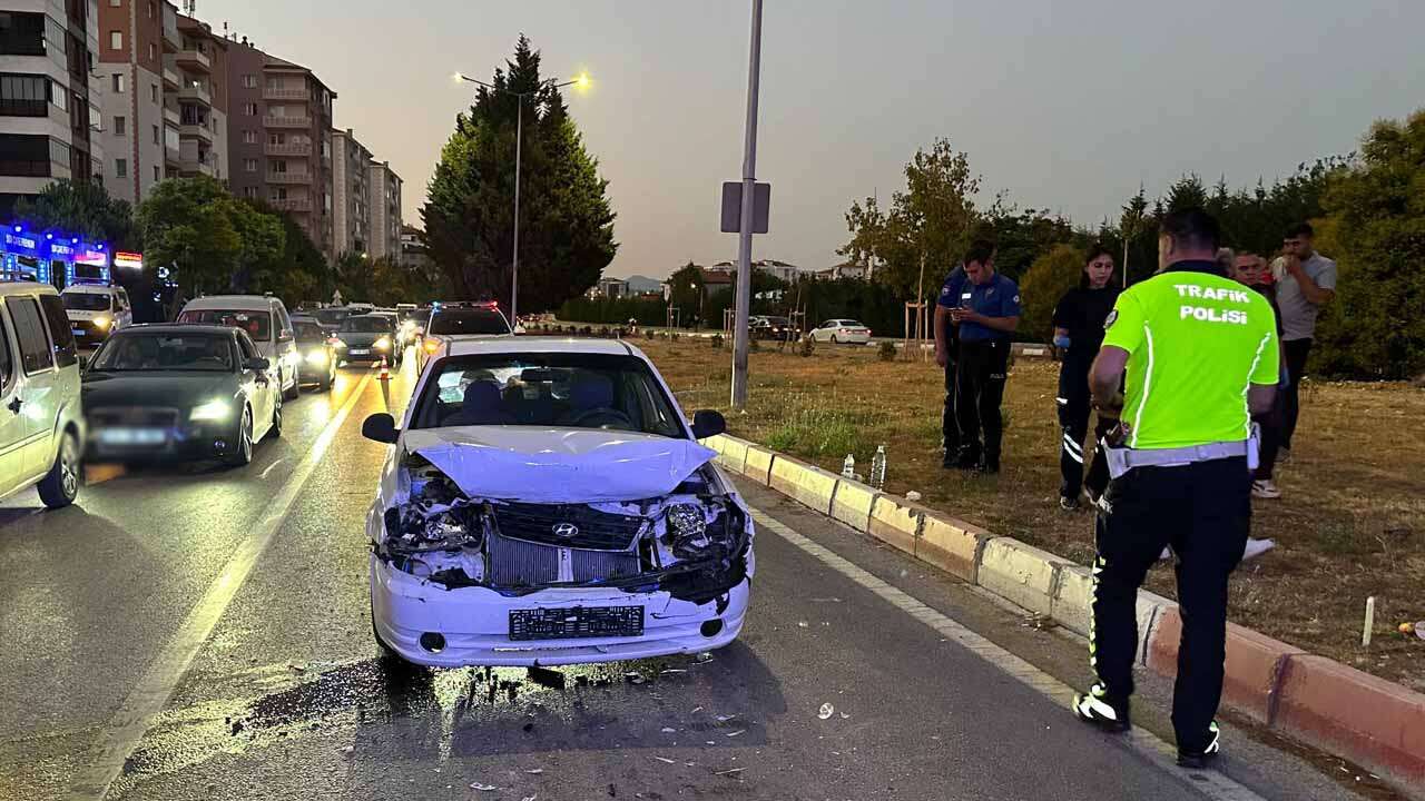 Uşak'ta Işıkta Bekleyen Otomobile Çarpan Araçtaki 3 Kişi Yaralandı