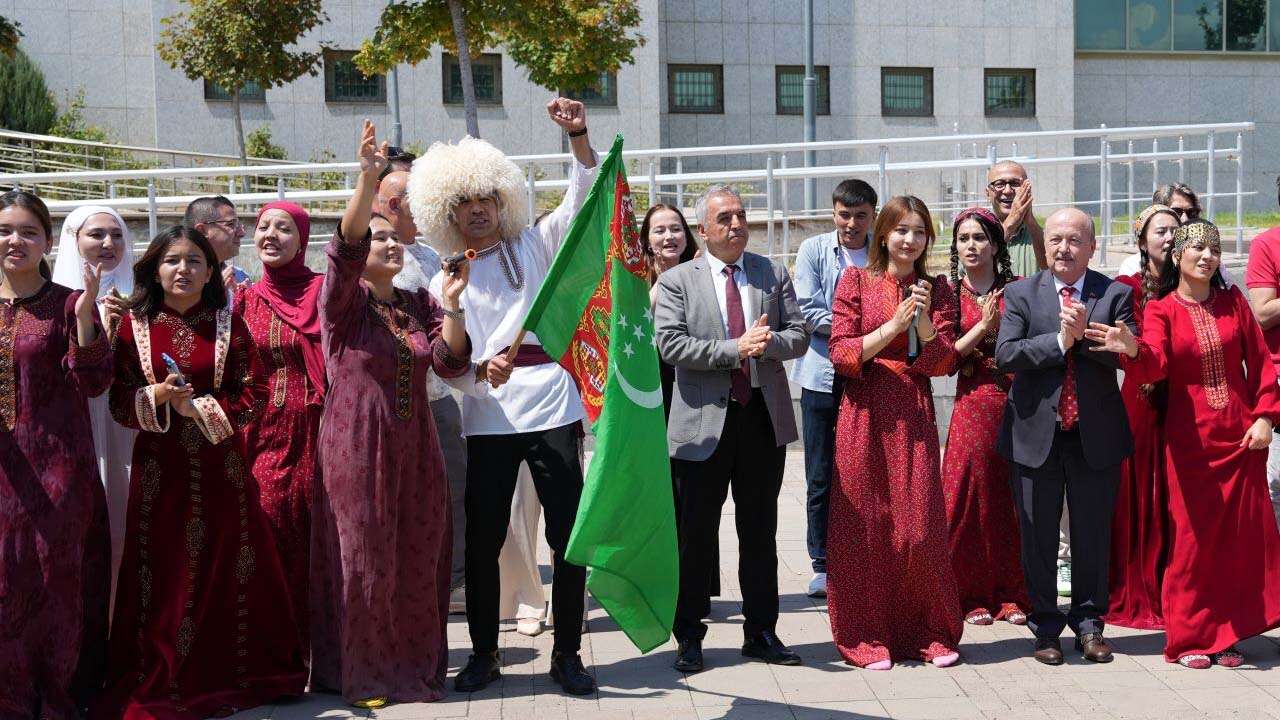 Uşak Üniversitesi’nde Renkli Mezuniyet, Danslar Şarkılar ve Kültürler Buluştu