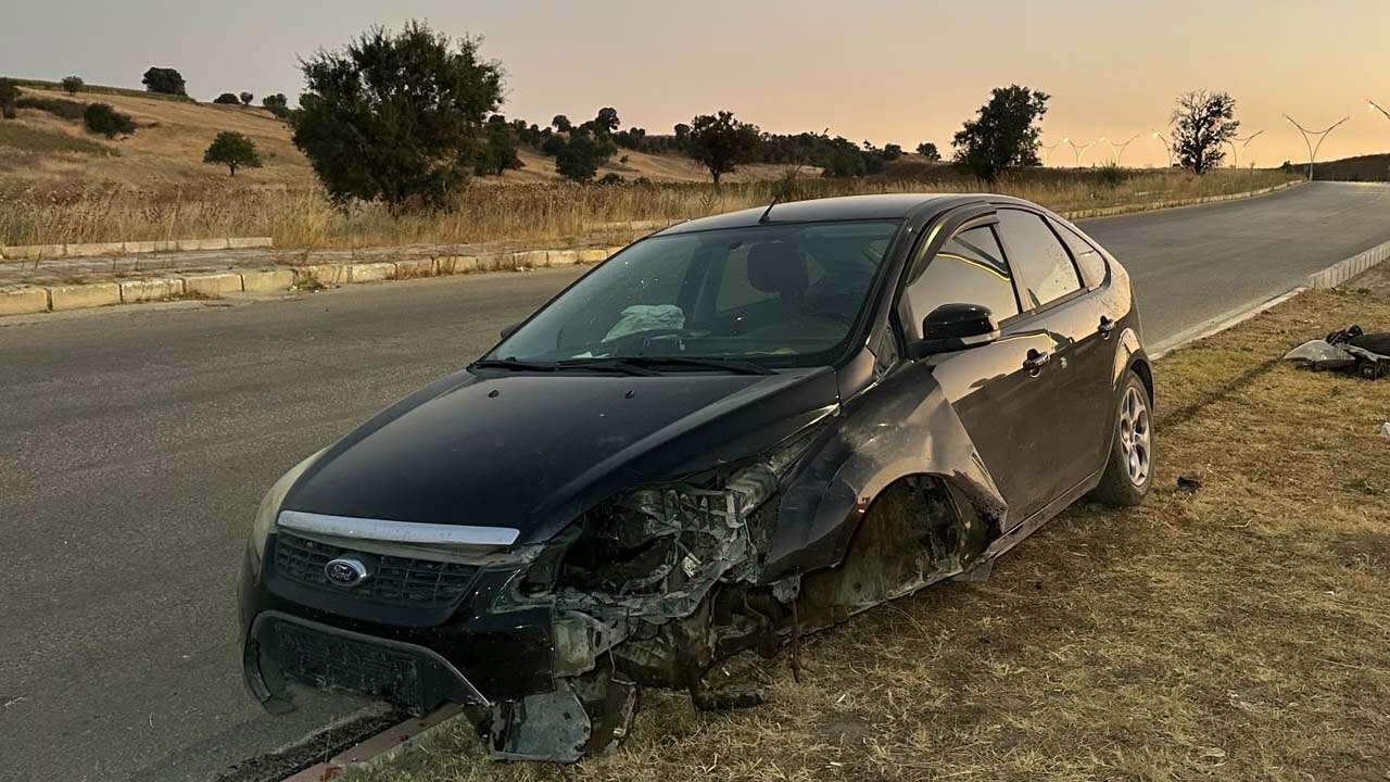 Uşak'ta Otomobil Refüje Çarptı, 2 Yaralı