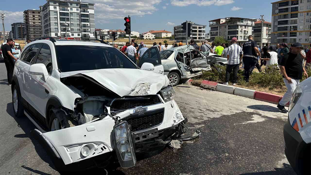Yavuz Sultan Selim Caddesi'nde otomobil ile cip çarpıştı, 3 yaralı