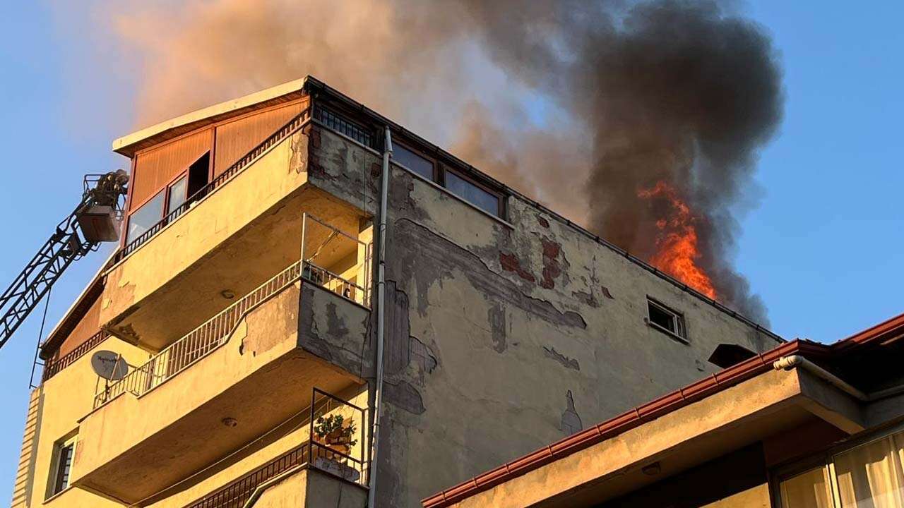 Uşak'ta 6 Katlı Apartmanın Çatısında Yangın Çıktı