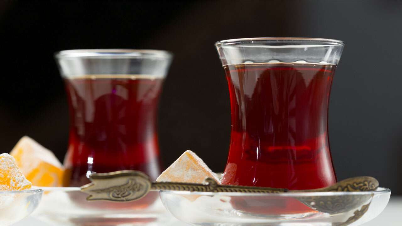 Saatlerce Bekleyen Çay Sandığınız Kadar Masum Değil