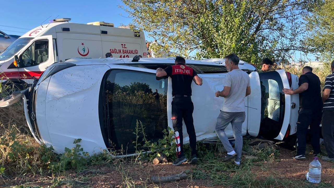 Uşak'ta İki Otomobilin Çarpıştığı Kazada 6 Kişi Yaralandı