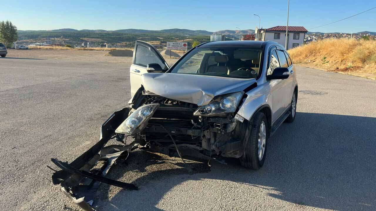 Kemalöz Mahallesi'nde iki otomobil çarpıştı, 3 kişi yaralandı