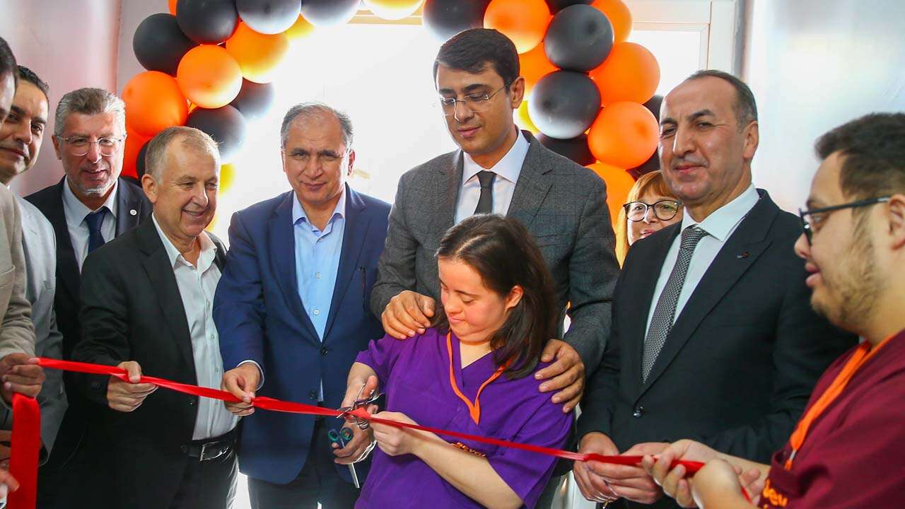 Uşak'ta değerler eğitimi sınıfı ve kütüphane açıldı