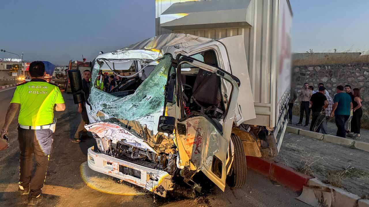 Uşak'ta İtfaiye Aracıyla Kamyon Çarpıştı, 1 Kişi Öldü