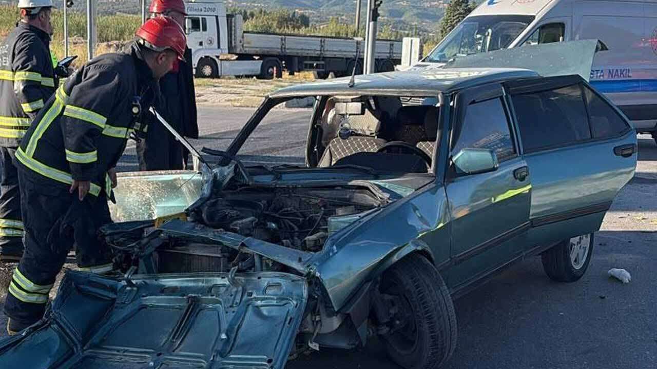 Gediz’de otomobil ile tır çarpıştı, 1 kişi ağır yaralandı