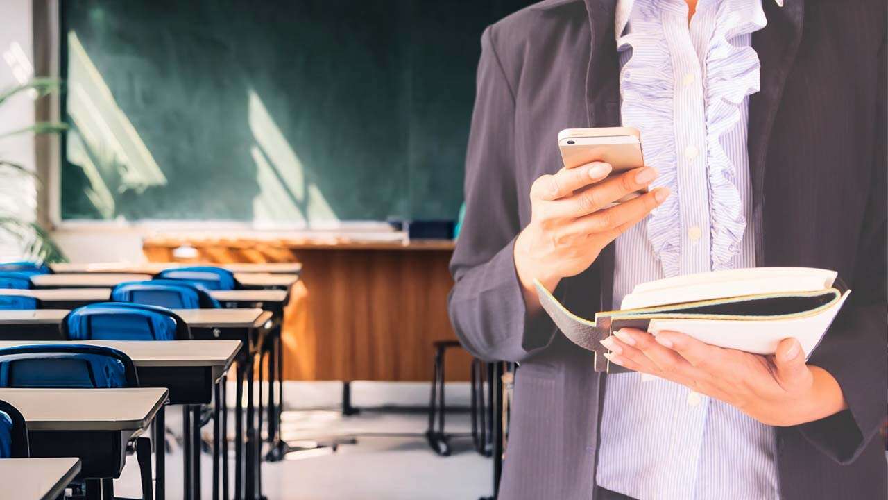 Bakan Tekin’den Öğretmenlere Hem Kıyafet Hem Telefon Mesajı