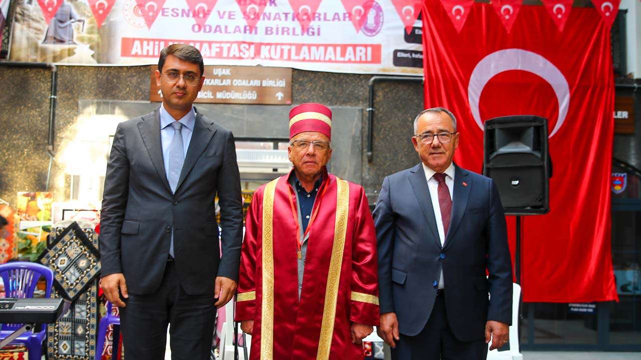 Uşak'ta 46 yıllık terzi Yücel Karabulut'a "Yılın Ahisi" ödülü verildi