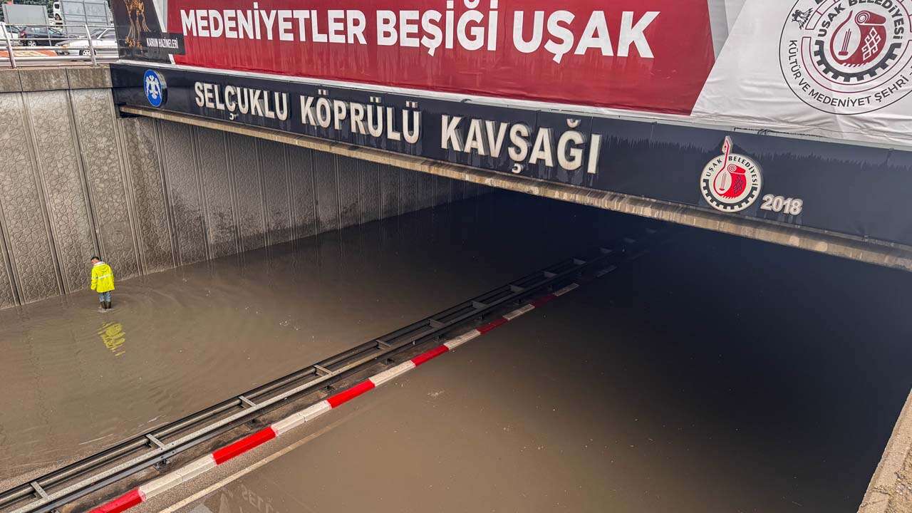 Uşak'ta Kısa Süreli Etkili Olan Sağanak Nedeniyle Yollar Kapandı