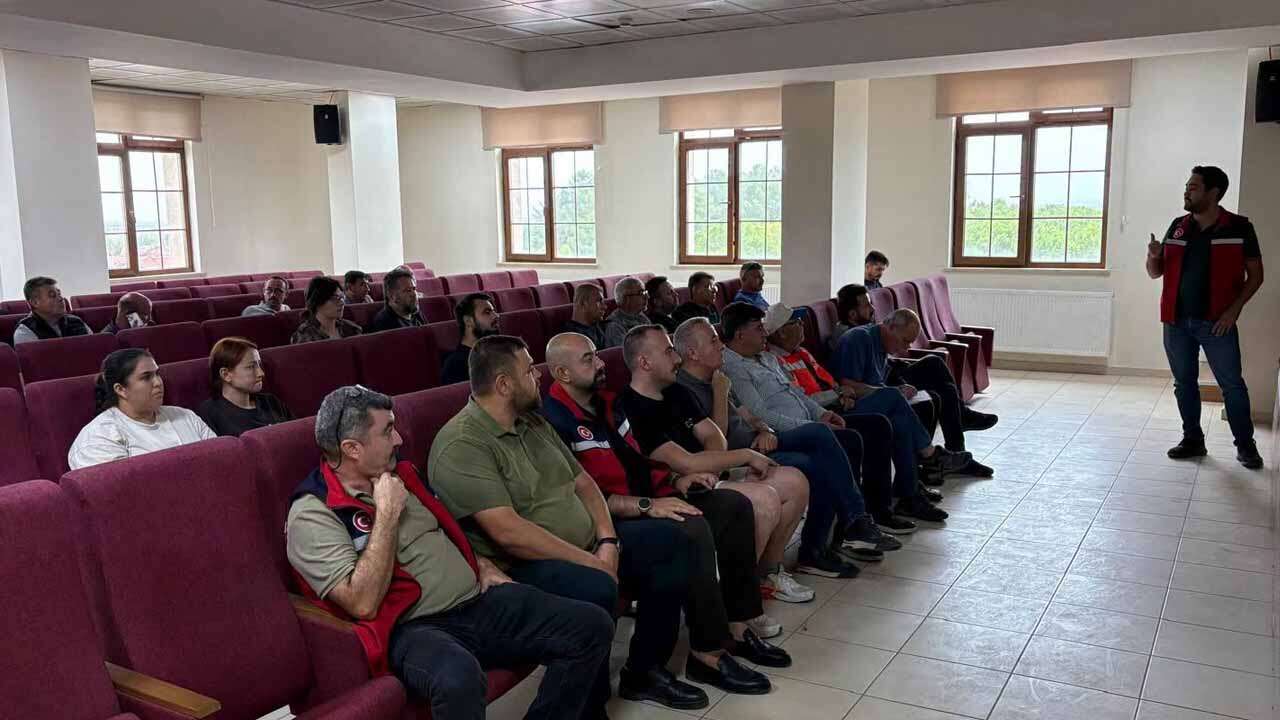 Uşak’ta Kanatlı İşletmelerine Hastalık Önlemleri Tek Tek Anlatıldı