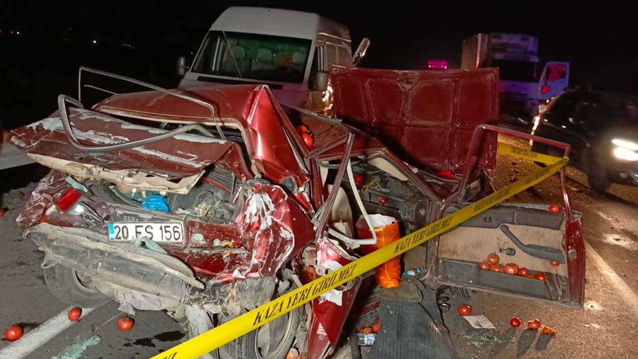 Domates Yüklü Kamyonete Çarpan Otomobilde 1 Kişi Öldü