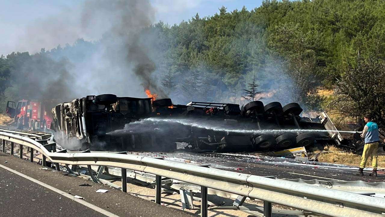 Uşak'ta Alev Alan İçki Yüklü Tırın Sürücüsü Yaralandı