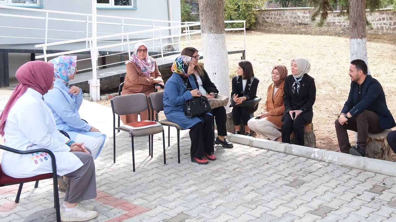 Himmet Yaşar, Mesudiye’de Öğretmen ve Öğrencileri Dinledi