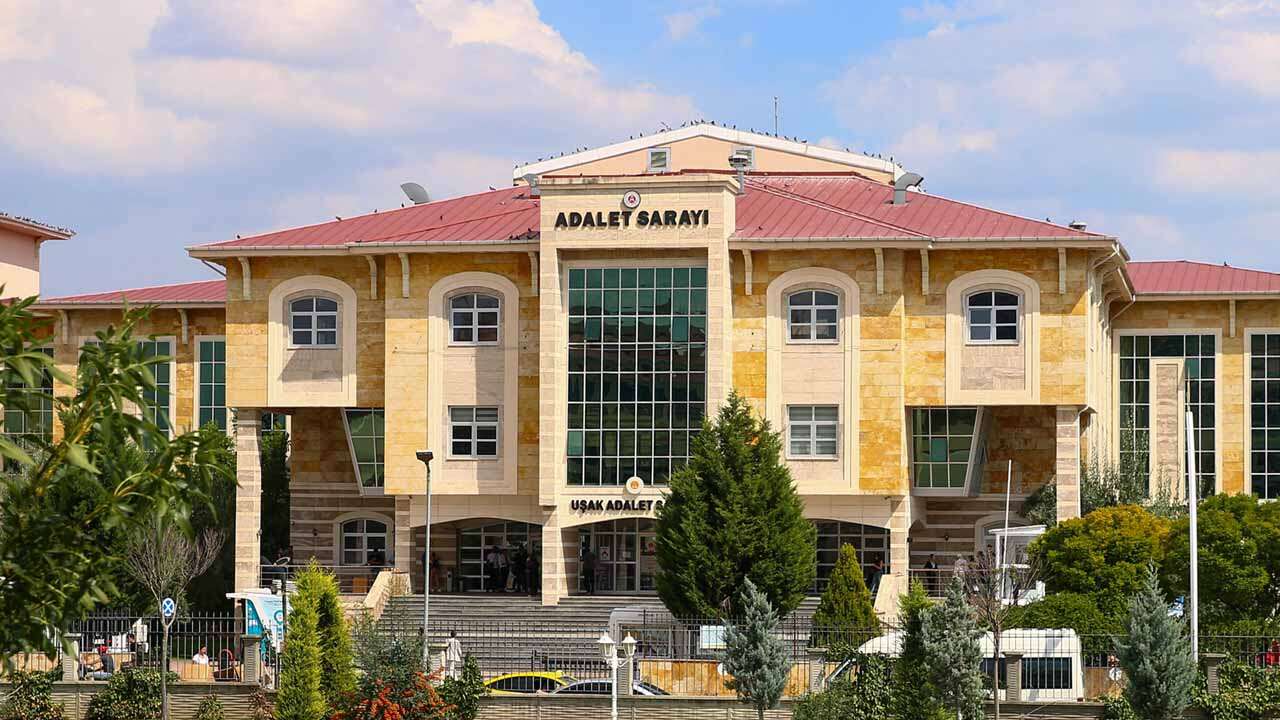 Resmî Gazete’de Yayımlandı! Uşak’tan 7 Hakim ve 3 Savcı Listede