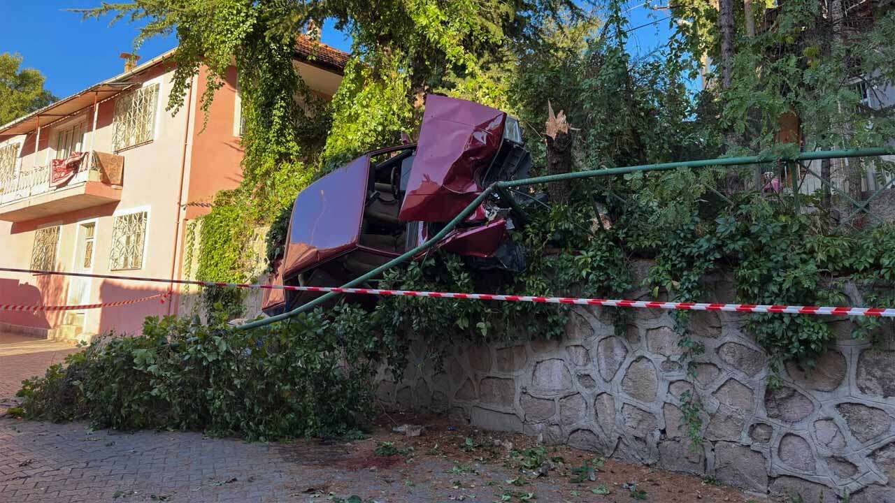 Aybey Mahallesi'nde Ağaca Çarpan Otomobil İstinat Duvarında Asılı Kaldı