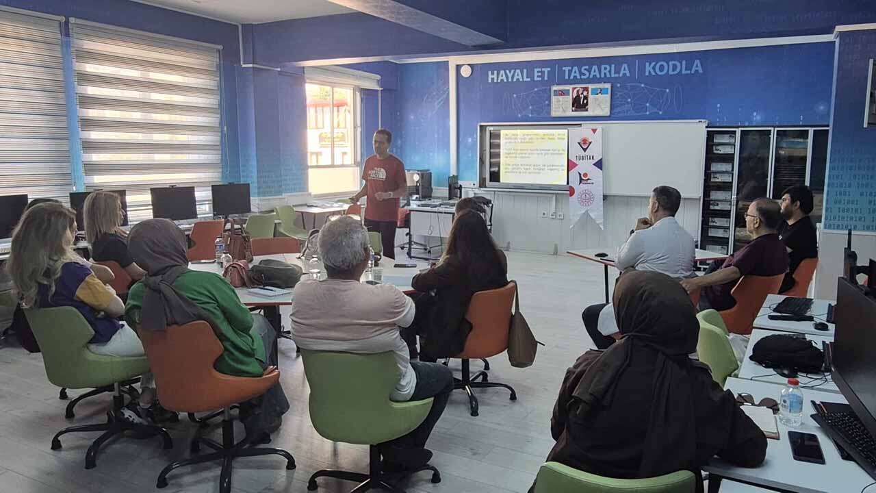 Uşak’ta Öğretmenler Bilimsel Proje Yazmayı Uygulamalı Öğrendi