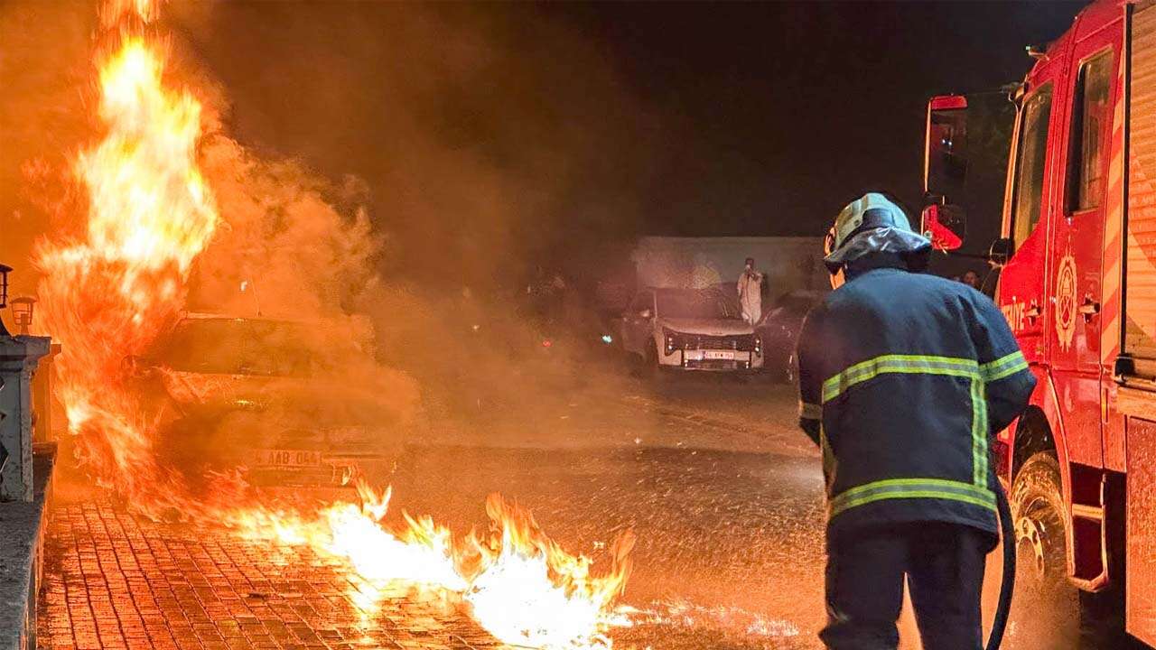 Uşak'ta Park Halindeki Otomobil Cayır Cayır Yandı