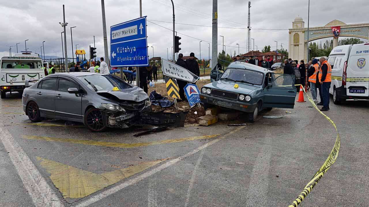 Altıntaş'ta İki Otomobilin Çarpıştığı Kazada 2 Kişi Öldü
