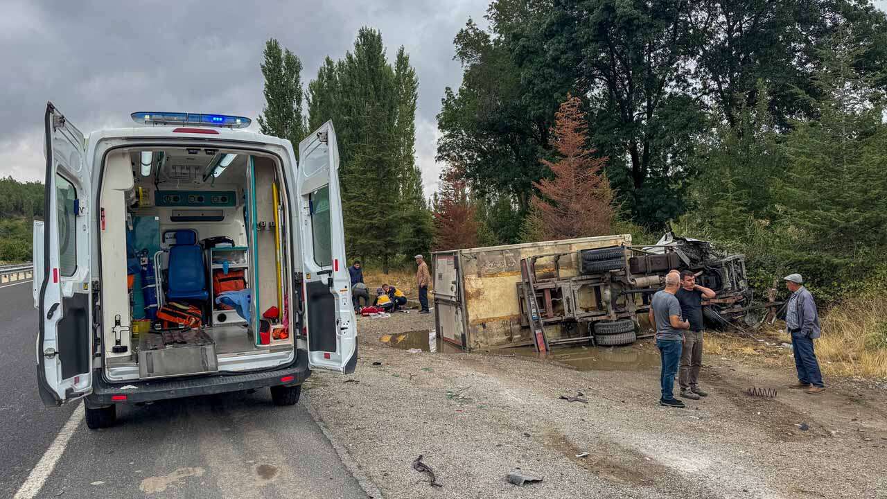 Uşak'ta Kamyonet Park Halindeki Otomobile ve İki Kardeşe Çarptı