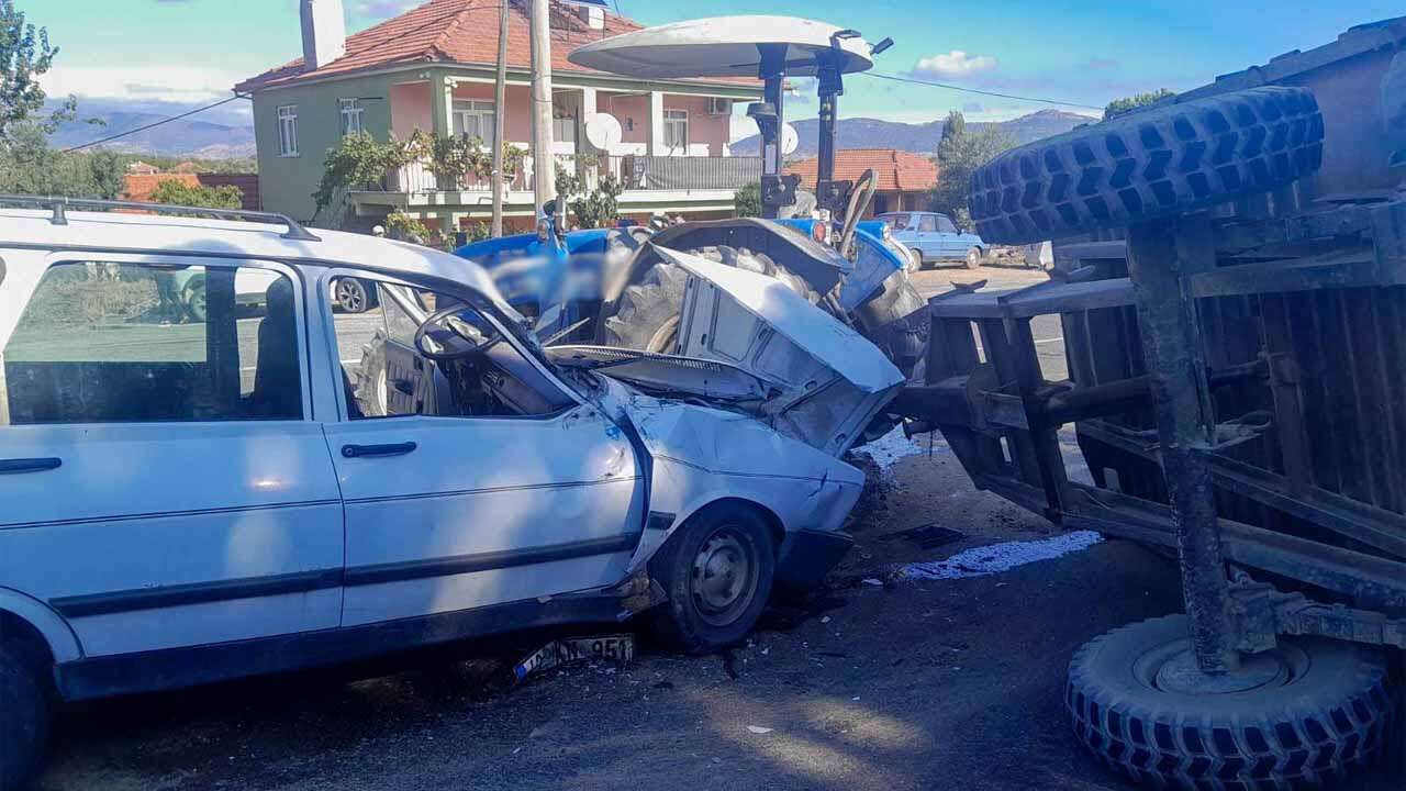 Uşak'ta Otomobil Dönüş İçin Manevra Yapan Traktöre Çarptı, 1 Yaralı