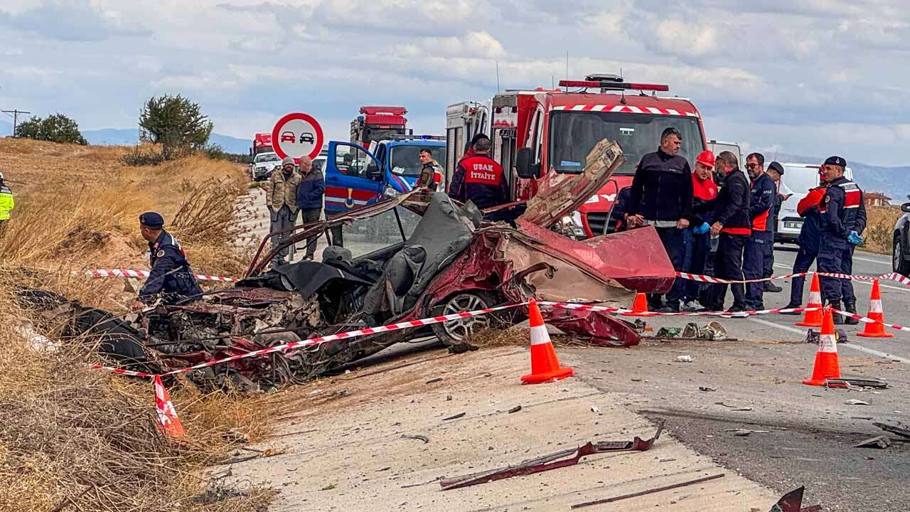 Uşak'ta Kamyonla Otomobil Çarpıştı Aynı Aileden 3 Kişi Öldü
