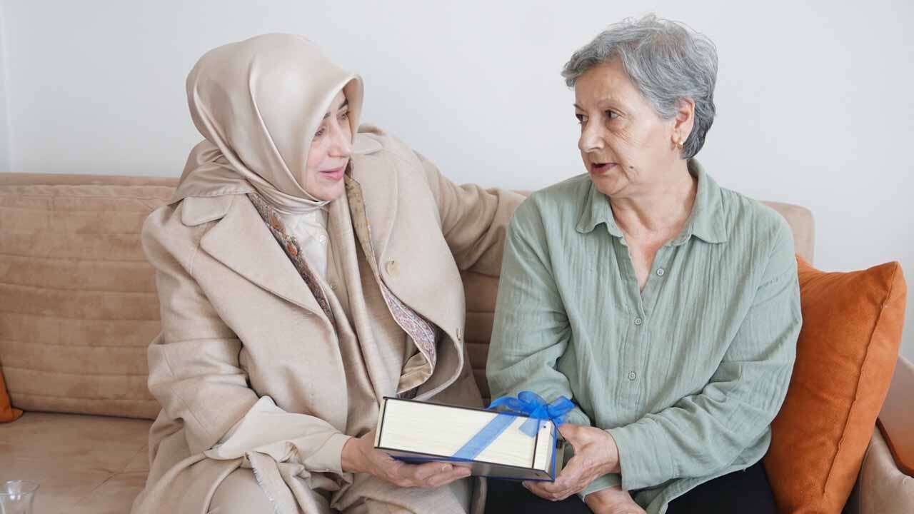 Özlem Zengin Uşak’ta Şehit Ailesiyle Bir Araya Geldi