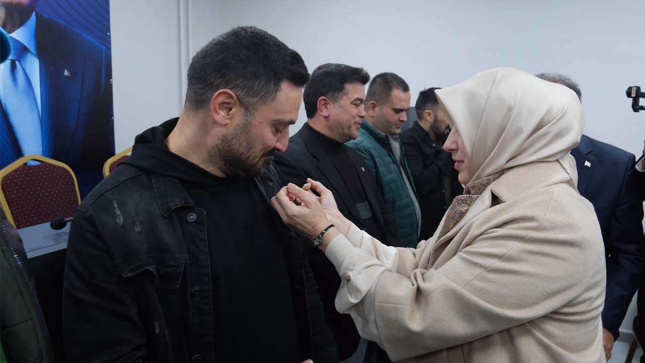AK Parti Uşak’ta Yeni Üyelere Rozet Taktı