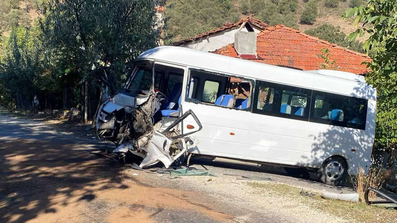 Uşak'ta Kamyonla Öğrenci Servisi Çarpıştı, 5 Öğrenci Yaralandı