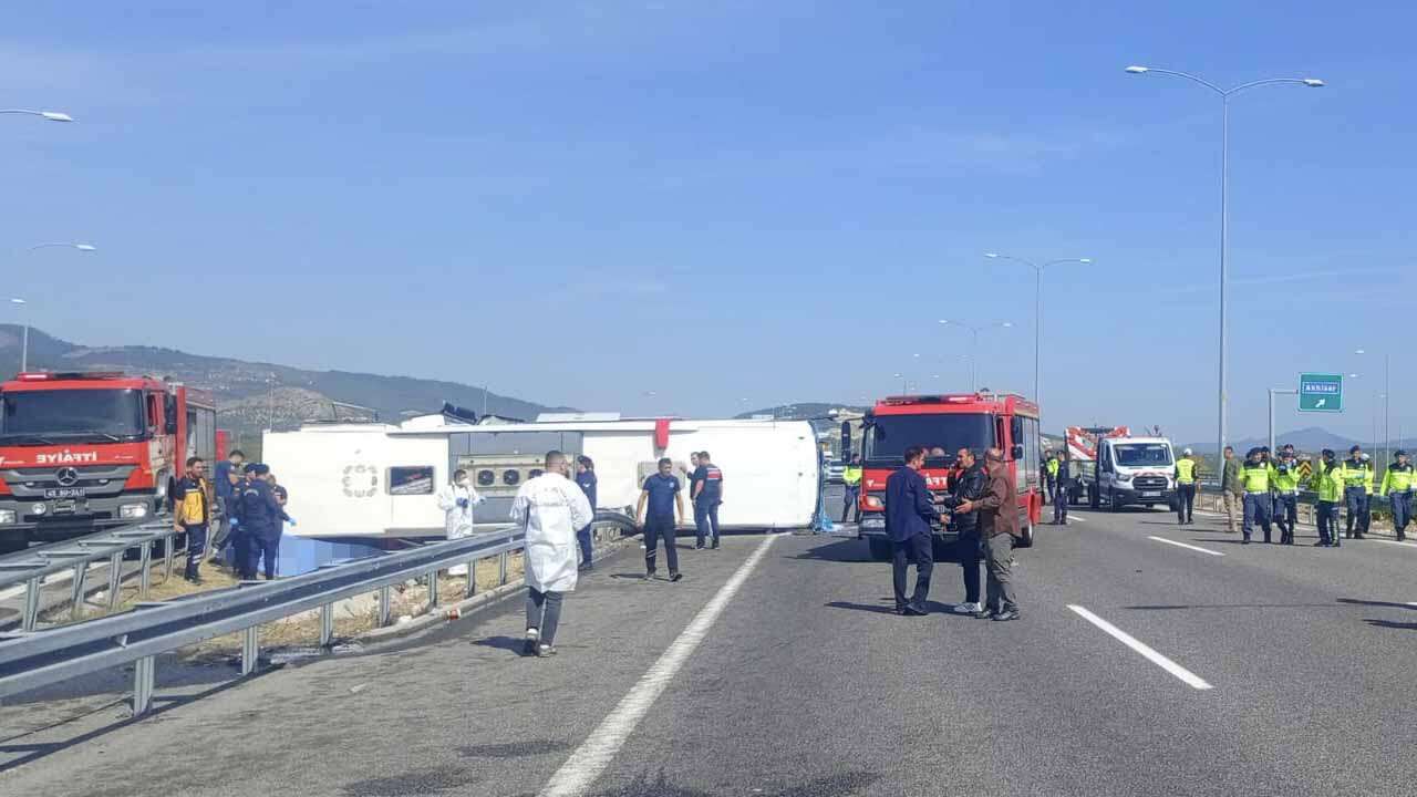 Akhisar'da Çekici İle Tur Otobüsü Çarpıştı, 11 Kişi Öldü, 27 Kişi Yaralandı