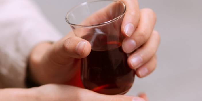 Çay lekesini tek seferde çıkarmanın pratik yolu! Çamaşır suyu kullanmadan leke çıkarma