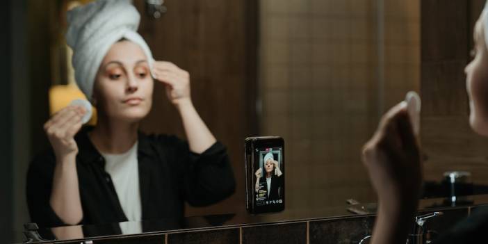 Göz Makyajı Nasıl Temizlenir?