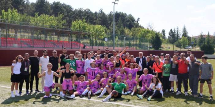 Uşak 64 Belediye Gençlik Spor Kadın Futbol Takımı 2. lige yükseldi