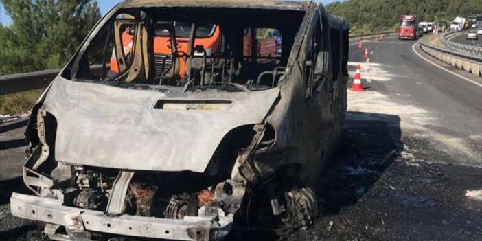 Uşak'ta kaza yapan minibüs cayır cayır yandı