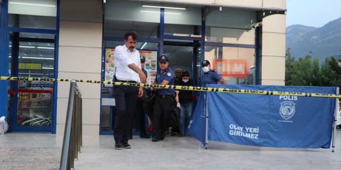 Boşanma aşamasındaki karısını vurup intihar etti