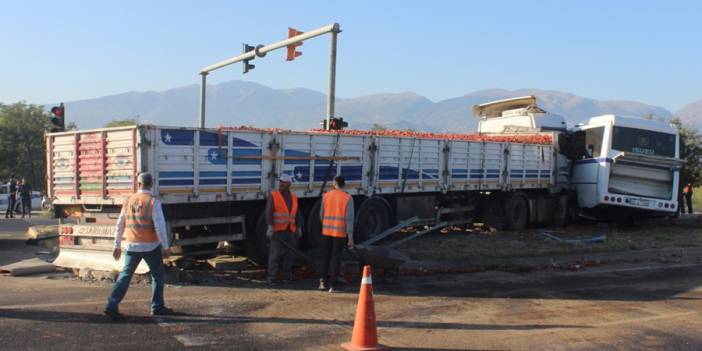 Uşak-İzmir kara yolunda tır işçi servisine çarptı! 23 yaralı var