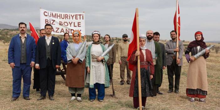 Uşak Belediyesi Şehir Tiyatrosu oyuncuları “Cumhuriyeti biz böyle kazandık” fotoğrafını canlandırdı