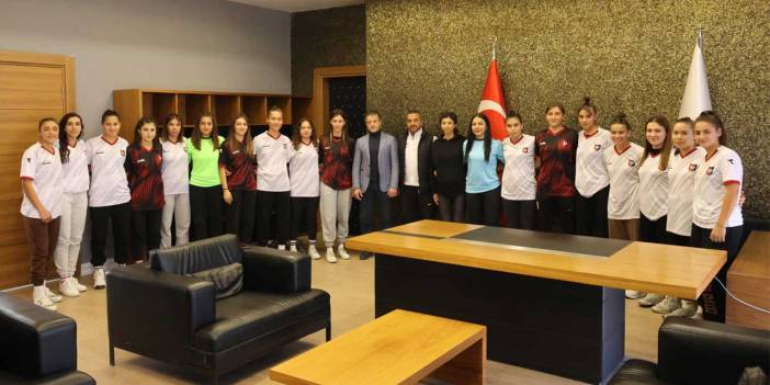 Uşak Kadın Futbol Takımı iddialı! 2. Lig’e damga vurmak istiyorlar