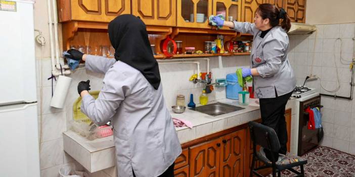 Uşak Belediyesi, yaşlı ve bakıma muhtaç vatandaşların evlerini tepeden tırnağa temizliyor