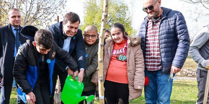 Uşak'ta özel gereksinimli çocuklardan fidanlara can suyu