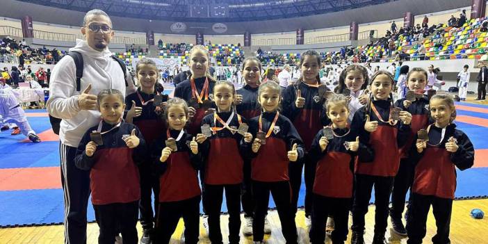 Uşaklı minik karatecilerden 36 madalya birden! Turnuvanın yıldızı oldular