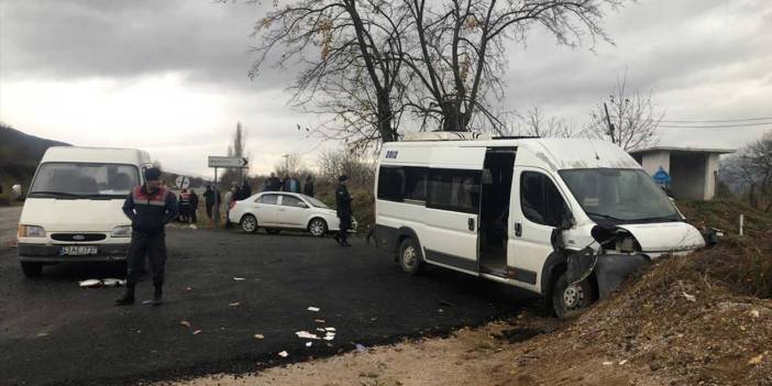 Simav'da öğrenci servisi kaza yaptı! 14 öğrenci yaralandı