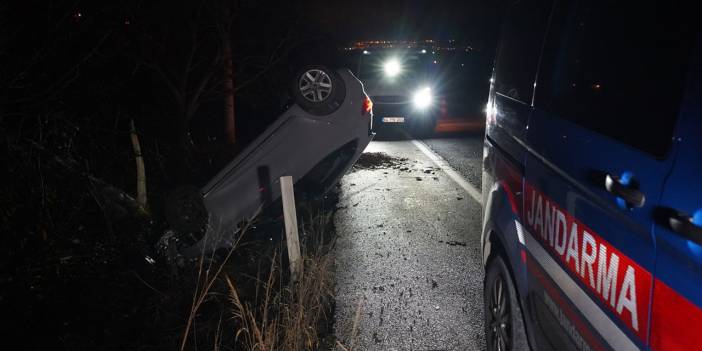 Uşak'ta Çarık köy yakınlarında otomobil şarampole devrildi, yaralılar var