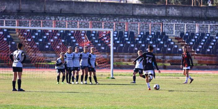 Biz hezimet bir zafer: Uşak 64 Belediye fark attı, Uşakspor fark yedi!