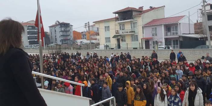 Uşak şehitlerini andı: Okullarda şehitlerimiz için saygı duruşu