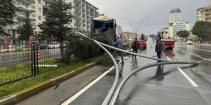 Uşak'ta kontrolden çıkan otobüs dehşet saçtı