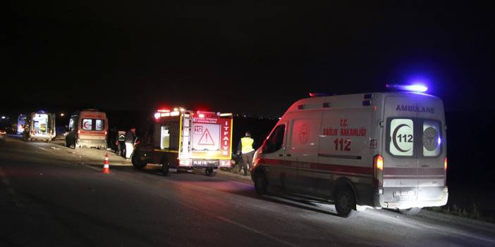 Uşak Cezaevi Kavşağı'nda işçi servisi ile otomobil çarpıştı, 7 kişi yaralandı