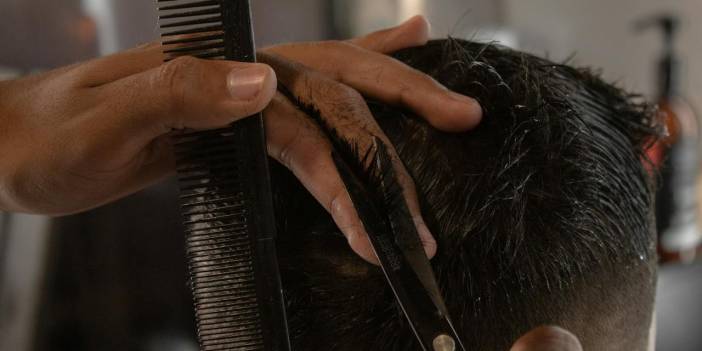 Uşak’ta erkek berberleri yeni zammı duyurdu: Fiyatlar uçtu!