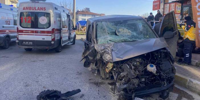 Uşak'ta panelvan minibüse ve yayaya çarptı! 4 kişi yaralandı